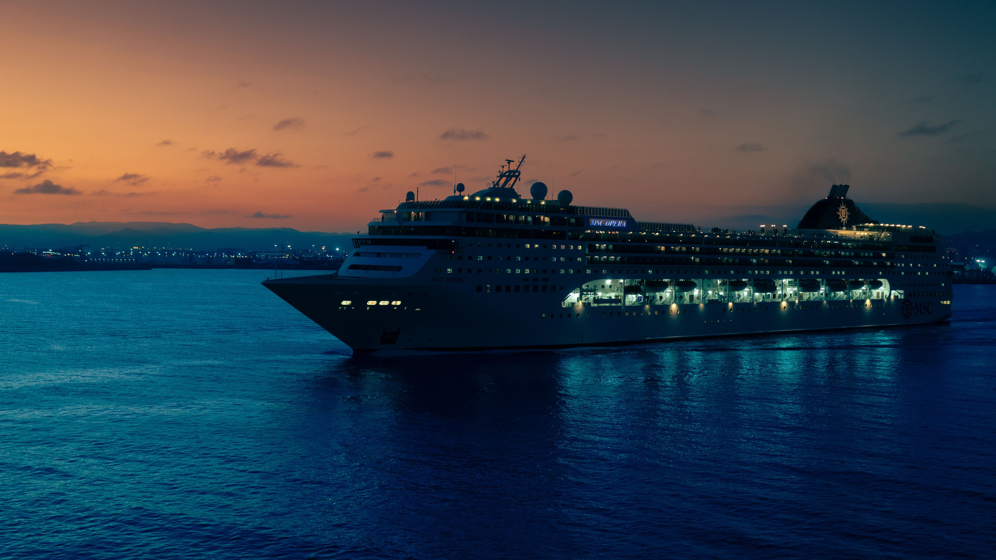 Navio de cruzeiro de luxo navegando ao entardecer