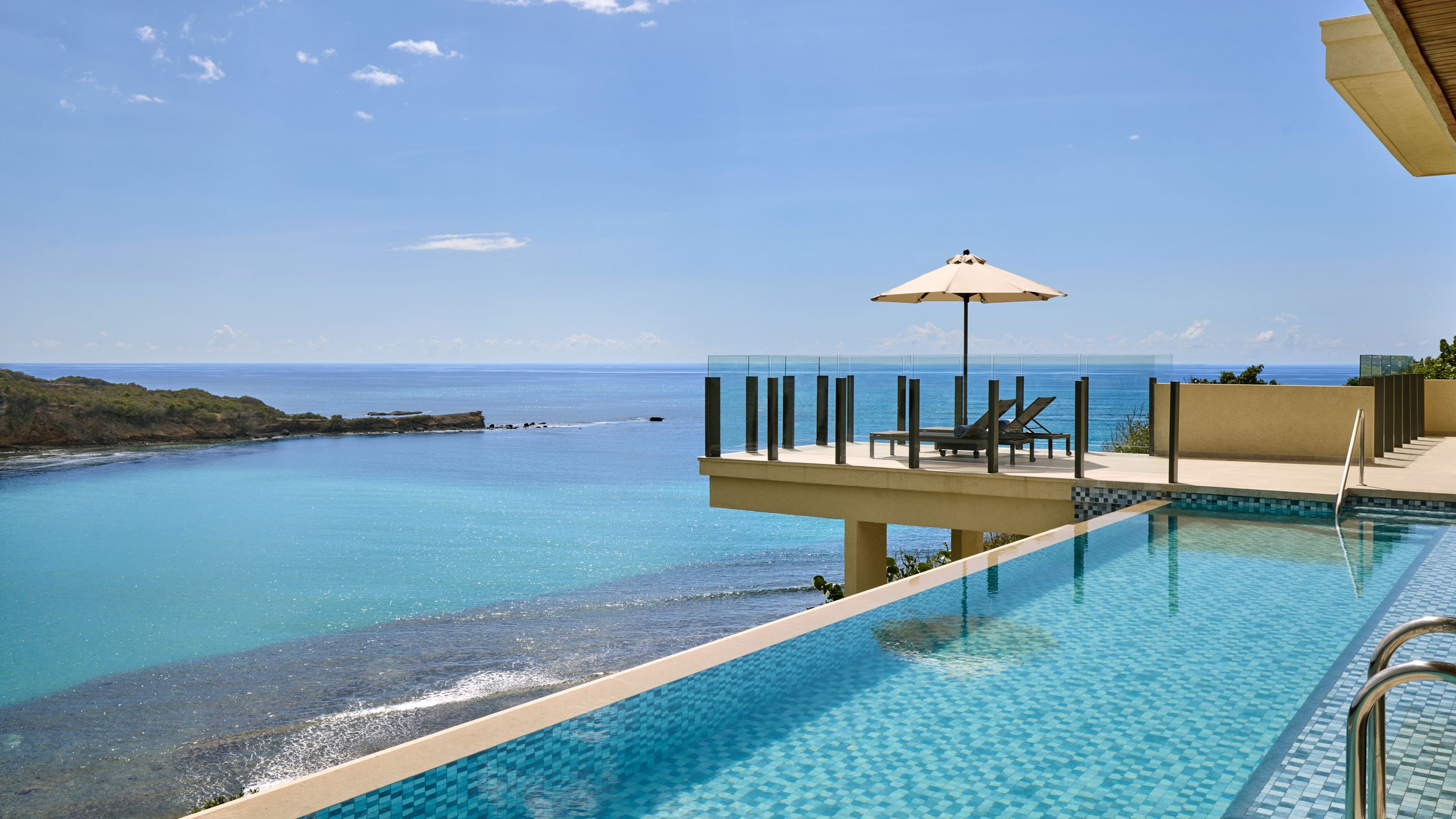 Resort de luxo com piscina e vista para o oceano
